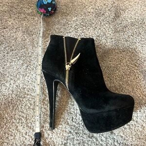 Black platform bootie heel
